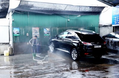 Giá rửa xe dịp gần Tết tăng chóng mặt - Ảnh 1 Giá rửa xe dịp gần Tết tăng chóng mặt - Ảnh 1.