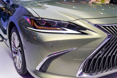 Các phiên bản Lexus ES 2020 sẽ được nâng cấp cụm đèn pha gồm 3 bóng Bi-LED.