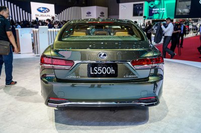 Lexus LS 2020 sẽ có màu sơn xanh Terrane Khaki độc đáo.