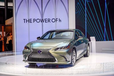 Giá lăn bánh xe Lexus ES 2020: Thấp nhất là 2,834 tỷ đồng Giá lăn bánh xe Lexus ES 2020: Thấp nhất là 2,834 tỷ đồng a1