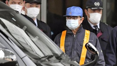 Carlos Ghosn ngụy trang vụng về để rời khỏi trại giam Carlos Ghosn ngụy trang vụng về để rời khỏi trại giam.