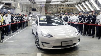 Những chiếc Tesla Model 3 đầu tiên lăn bánh khỏi nhà máy Thượng Hải Những chiếc Tesla Model 3 đầu tiên lăn bánh khỏi nhà máy Thượng Hải.