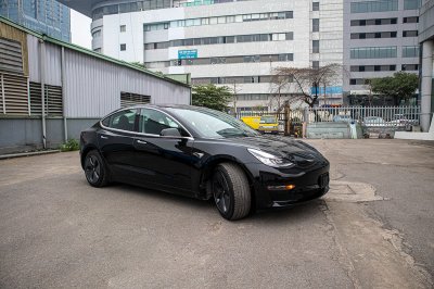 Ảnh chi tiết xe Tesla Model 3 vừa về Việt Nam 2 Ảnh chi tiết xe Tesla Model 3 vừa về Việt Nam a2
