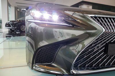 Bộ ảnh chi tiết xe Lexus LS500h 2020 bản giới hạn tại Việt Nam 9 Hình ảnh đèn pha LED xe Lexus LS500h 2020