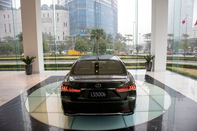 Bộ ảnh chi tiết xe Lexus LS500h 2020 bản giới hạn tại Việt Nam 17 Đuôi xe Lexus LS500h 2020
