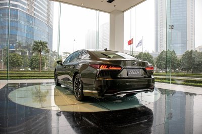 Đuôi xe Lexus LS500h 2020