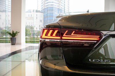 Bộ ảnh chi tiết xe Lexus LS500h 2020 bản giới hạn tại Việt Nam 21 Đèn hậu sáng xe Lexus LS500h 2020