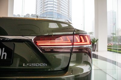 Bộ ảnh chi tiết xe Lexus LS500h 2020 bản giới hạn tại Việt Nam 22 Đèn hậu trái xe Lexus LS500h 2020