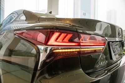Bộ ảnh chi tiết xe Lexus LS500h 2020 bản giới hạn tại Việt Nam 19 Cụm đèn hậu xe Lexus LS500h 2020