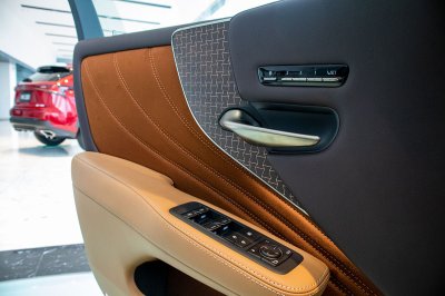 Bộ ảnh chi tiết xe Lexus LS500h 2020 bản giới hạn tại Việt Nam 42 Cảnh cửa xe Lexus LS500h 2020
