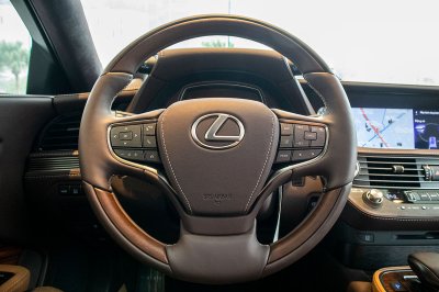 Bộ ảnh chi tiết xe Lexus LS500h 2020 bản giới hạn tại Việt Nam 49 Ảnh chụp vô-lăng xe Lexus LS500h 2020