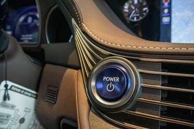 Bộ ảnh chi tiết xe Lexus LS500h 2020 bản giới hạn tại Việt Nam 45 Nút bấm khởi động xe Lexus LS500h 2020