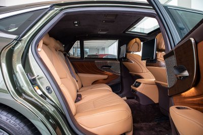 Bộ ảnh chi tiết xe Lexus LS500h 2020 bản giới hạn tại Việt Nam 31 Ảnh chụp ghế sau xe Lexus LS500h 2020