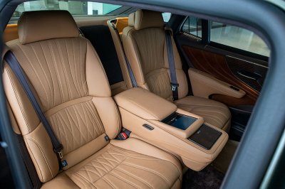 Bộ ảnh chi tiết xe Lexus LS500h 2020 bản giới hạn tại Việt Nam 33 Ảnh chụp ghế sau ngả tỳ tay xe Lexus LS500h 2020
