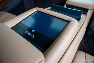 Bộ ảnh chi tiết xe Lexus LS500h 2020 bản giới hạn tại Việt Nam 44 Điều chỉnh sau xe Lexus LS500h 2020