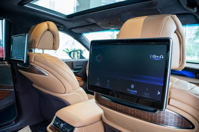 Bộ ảnh chi tiết xe Lexus LS500h 2020 bản giới hạn tại Việt Nam 35 Hình ảnh màn hình giải trí sau xe Lexus LS500h 2020