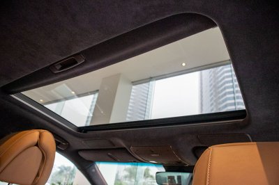 Bộ ảnh chi tiết xe Lexus LS500h 2020 bản giới hạn tại Việt Nam 48 Cửa sổ trời xe Lexus LS500h 2020