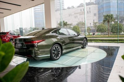 Bộ ảnh chi tiết xe Lexus LS500h 2020 bản giới hạn tại Việt Nam 16 ảnh chụp đuôi xe Lexus LS500h 2020