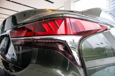 Bộ ảnh chi tiết xe Lexus LS500h 2020 bản giới hạn tại Việt Nam 20 Đèn hậu xe Lexus LS500h 2020