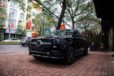 Ảnh chụp đầu xe Mercedes-Benz GLE300 Diesel 2020 từ trước bên trái