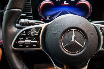 Ảnh chụp nút điều khiển vô-lăng xe Mercedes-Benz GLE300 Diesel 2020