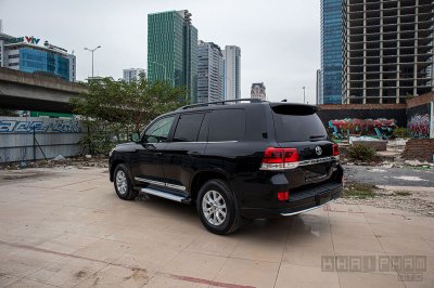 Toyota Land Cruiser 5.7L 2020 chụp từ thân xe 