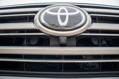 Camera trước xe Toyota Land Cruiser 5.7L 2020