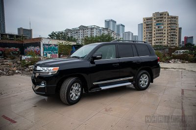 Toyota Land Cruiser 5.7L 2020 chụp từ phía trước