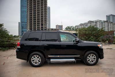 Toyota Land Cruiser 5.7L 2020 chụp từ thân xe 