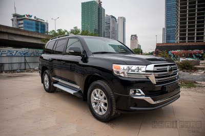 Ảnh chụp trước xe Toyota Land Cruiser 5.7L 2020 