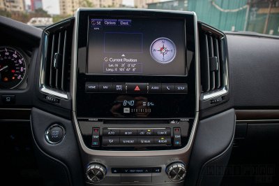 Ảnh chụp màn hình xe Toyota Land Cruiser 5.7L 2020