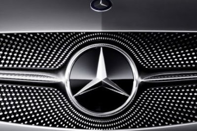 Logo Mercedes đặt ở chính giữa lưới tản nhiệt a1