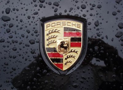 Logo xe Porsche chính là biểu tượng của sự sang trọng và đẳng cấp. Điều đó được phản ánh rõ qua bức ảnh này. Thiết kế tinh tế, đường nét chắc chắn với màu đỏ rực rỡ, logo Porsche sẽ khiến bạn phải đỏ mắt vì tò mò muốn tìm hiểu thêm về những dòng xe đẳng cấp mà hãng đem lại.