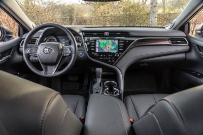 So sánh Honda Accord 2019 và Toyota Camry 2019 Hybrid - Trang bị Camry