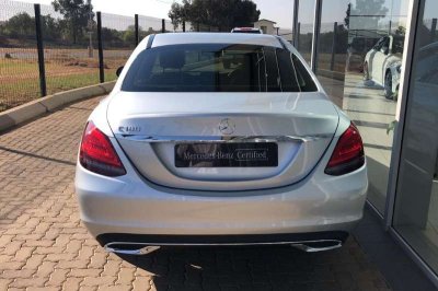Mercedes-Benz C 180 2020 hứa hẹn sẽ tạo ra áp lực không nhỏ lên các đối thủ có mức giá tương đồng Mercedes-Benz C 180 2020 hứa hẹn sẽ tạo ra áp lực không nhỏ lên các đối thủ có mức giá tương đồng .