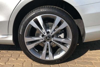 La-zăng 5 chấu kép trên Mercedes-Benz C 180 2020 sẽ khá giống với C-Class thế hệ cũ La-zăng 5 chấu kép trên Mercedes-Benz C 180 2020 sẽ khá giống với C-Class thế hệ cũ.