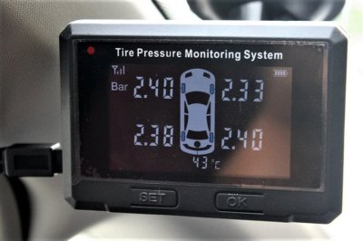Cảm biến áp suất lốp xe truyền thông tin tới màn hình hiển thị Cảm biến áp suất lốp xe truyền thông tin tới màn hình hiển thị 2
