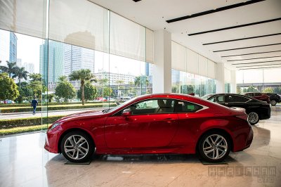 Ảnh chụp thân xe Lexus RC 300 2020