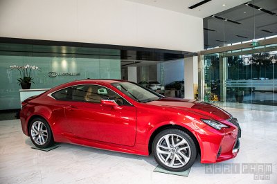 Ảnh chụp trước xe Lexus RC 300 2020