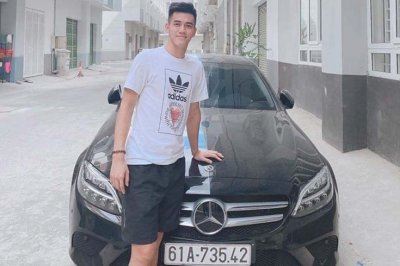 "Soi" chiếc Mercedes-Benz C200 mới cứng của tiền đạo U22 Tiến Linh a1