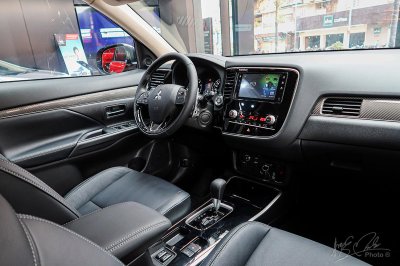 Cập nhật đáng kể ở nội thất Mitsubishi Outlander 2020 nằm ở bảng điều khiển trung tâm.