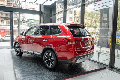 Mitsubishi Outlander 2020 trông năng động với bộ la-zăng kiểu mới và cánh gió đuôi thể thao tiêu chuẩn.