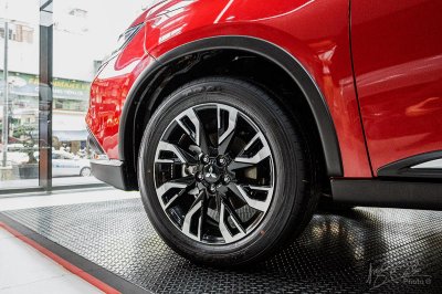 La-zăng hợp kim 18 inch của Mitsubishi Outlander 2020 với thiết kế mới.