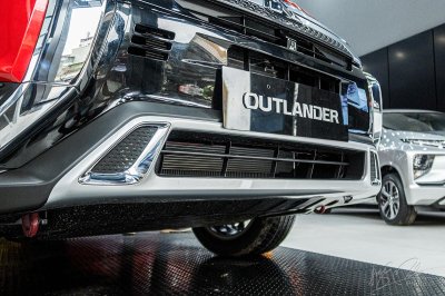 Khu vực cản trước của Mitsubishi Outlander 2020 được gia tăng chất thể thao.