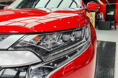 Cụm đèn chiếu sáng trước của Mitsubishi Outlander 2020 phiên bản 2.0 CVT Premium.