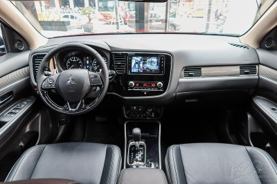 Mitsubishi Outlander 2020 sử dụng tông màu nội thất Đen thay cho màu nội thất Vàng be.