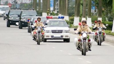 Khi có tín hiệu của xe ưu tiên, người tham gia giao thông phải làm gì? - Ảnh 1 Khi có tín hiệu của xe ưu tiên, người tham gia giao thông phải làm gì? - Ảnh 1.