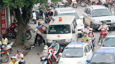 Khi có tín hiệu của xe ưu tiên, người tham gia giao thông phải làm gì? Khi có tín hiệu của xe ưu tiên, người tham gia giao thông phải làm gì?.