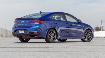 10 mẫu xe nhỏ an toàn nhất năm 2020: Hyundai Elantra 2020 sedan quyến rũ.