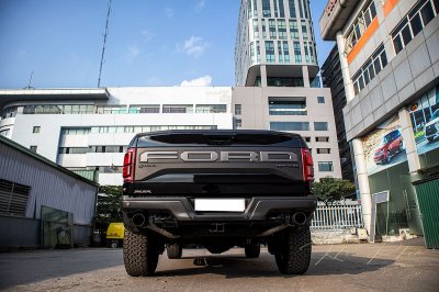 Ảnh chụp đuôi xe thấp Ford F-150 Raptor Black Edition 2020